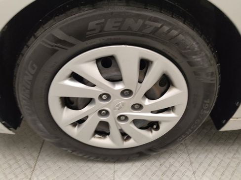 Used 2019 Hyundai Elantra SE FWD image 31