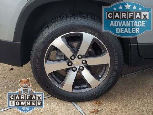 Used 2023 Chevrolet Traverse LT w/ LT Premium Package image 3