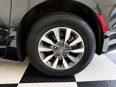 Used 2023 Chrysler Pacifica Limited FWD image 11