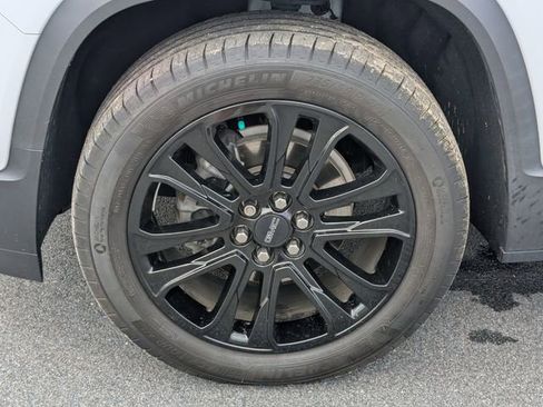 Used 2023 GMC Acadia SLE w/ Driver Convenience Package FWD image 13