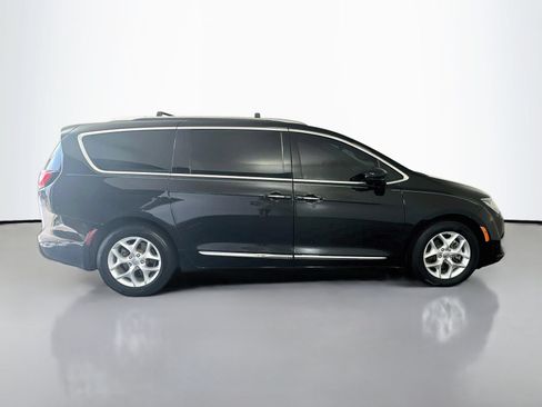 Used 2020 Chrysler Pacifica Touring-L Plus w/ Tire & Wheel Group FWD image 8