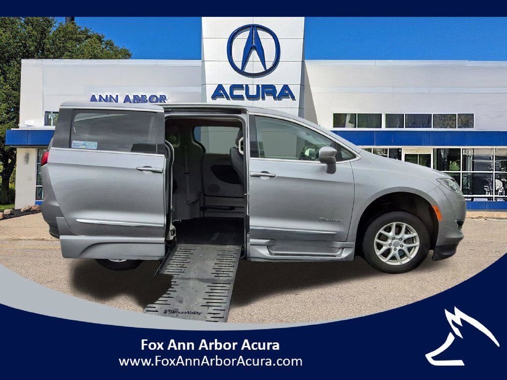 Used 2020 Chrysler Pacifica Touring-L FWD image 1