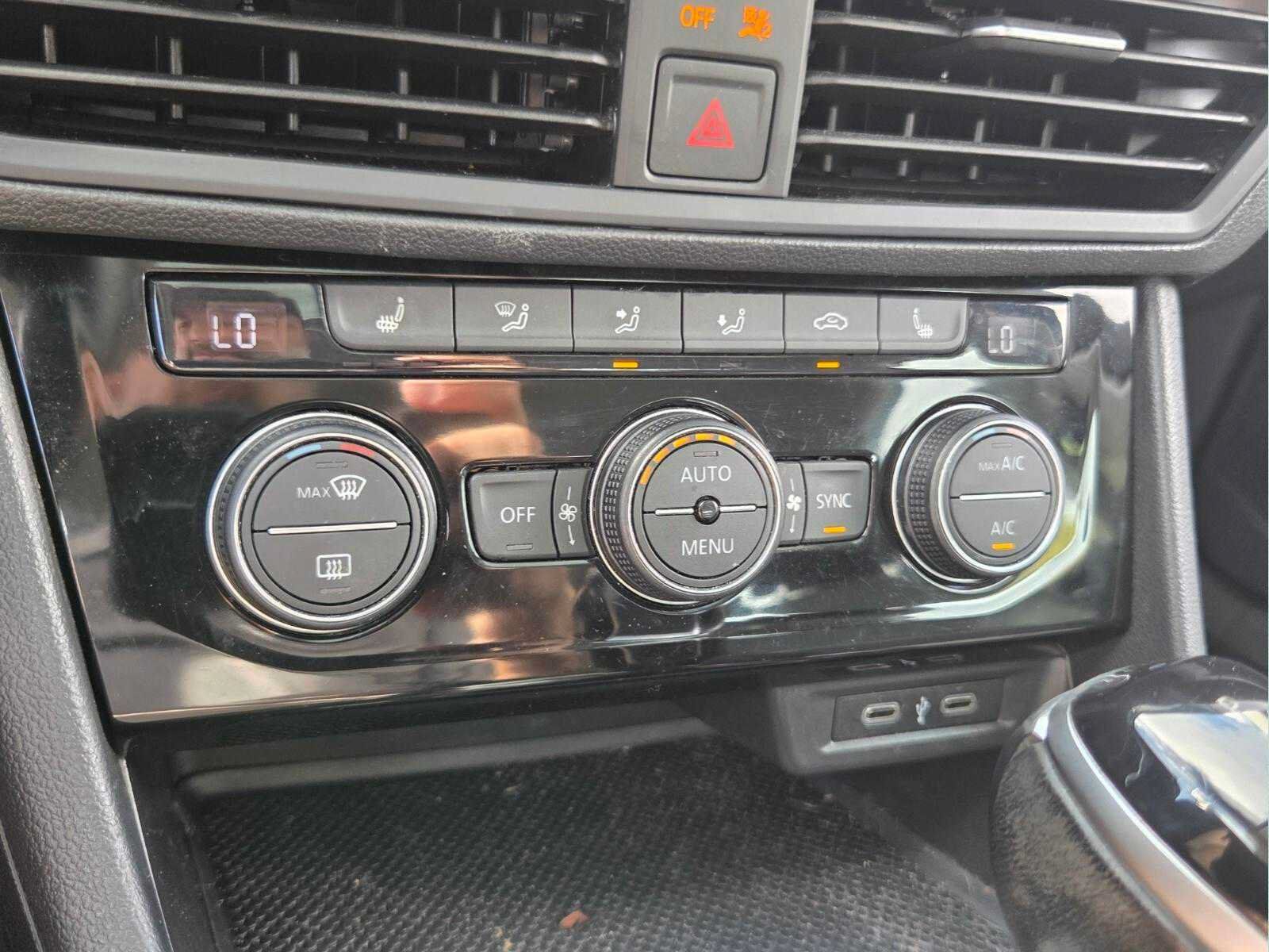 Used 2023 Volkswagen Jetta SE w/ Panoramic Sunroof Package FWD image 26