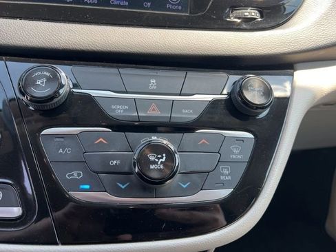 Used 2017 Chrysler Pacifica Touring image 21