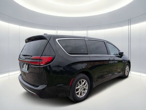 Used 2023 Chrysler Pacifica Touring-L FWD image 4