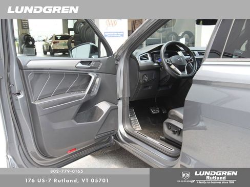 Used 2023 Volkswagen Tiguan SE R-Line image 11