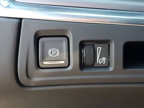 Certified 2025 Cadillac XT5 Luxury w/ LPO, Floor Liner Package AWD/4WD image 23