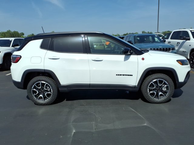 New 2026 Jeep Compass Trailhawk w/ Sun, Sound & Navigation Group AWD/4WD image 19