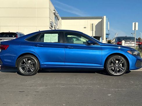 Used 2024 Volkswagen Jetta SE w/ Panoramic Sunroof Package image 2