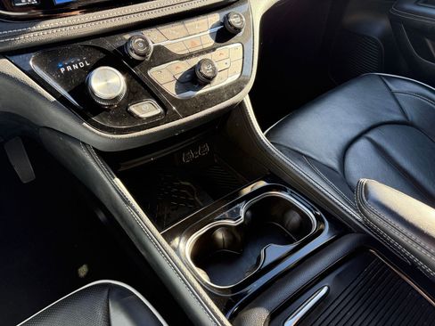 Used 2025 Chrysler Pacifica Limited image 47