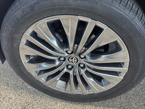 Used 2023 Toyota Venza XLE AWD/4WD image 5