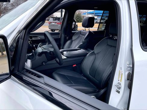 Certified 2025 Jeep Wagoneer 4WD image 8