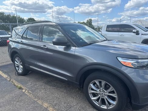 Used 2023 Ford Explorer XLT w/ Equipment Group 202A AWD/4WD image 9