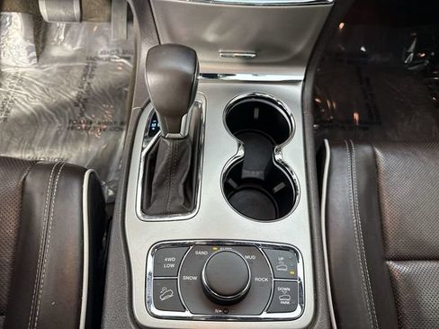 Used 2019 Jeep Grand Cherokee Overland AWD/4WD image 17