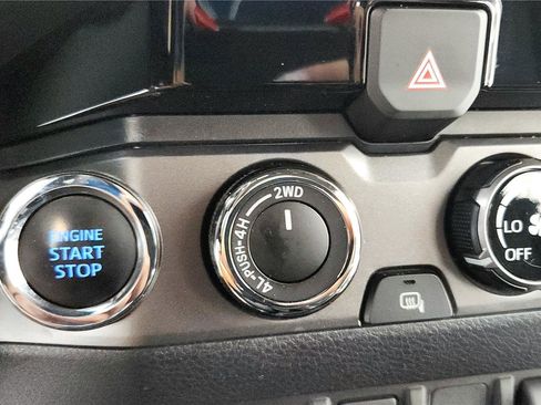 Used 2018 Toyota Tacoma TRD Off-Road AWD/4WD image 31