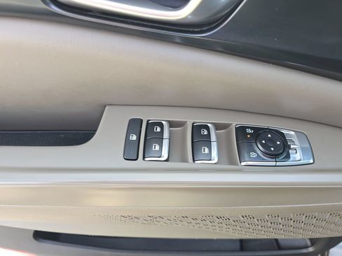 Used 2025 Kia Carnival FWD image 24