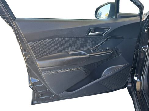 Used 2018 Toyota C-HR XLE FWD image 16