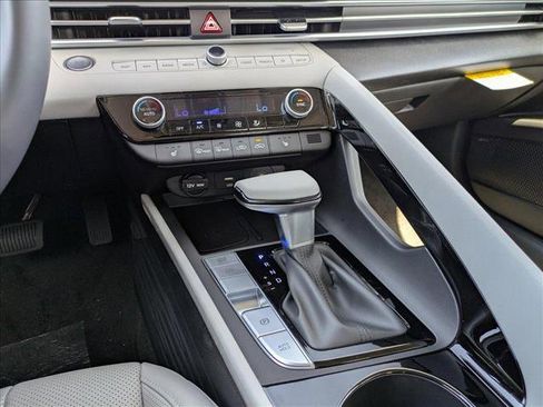 New 2025 Hyundai Elantra Limited image 14