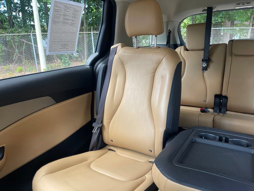 Used 2024 Kia Carnival LX FWD image 12