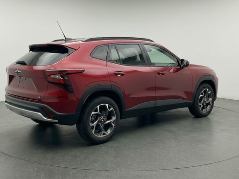 Used 2025 Chevrolet Trax LT FWD image 9