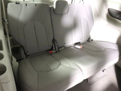 Used 2020 Chrysler Pacifica Touring w/ Advanced Safetytec Group image 37