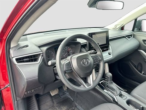 Used 2025 Toyota Corolla Cross LE w/ Moonroof Package image 9