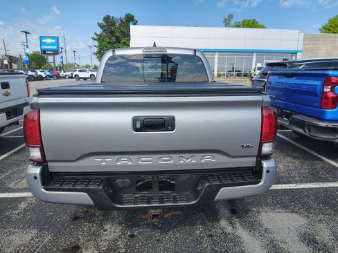 Used 2017 Toyota Tacoma TRD Sport w/ Premium & Technology Package AWD/4WD image 8