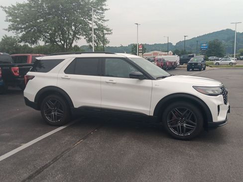 Used 2025 Ford Explorer ST-Line w/ ST-Line Street Pack AWD/4WD image 2