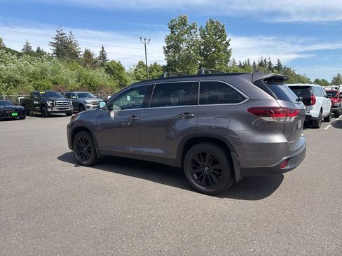 Used 2019 Toyota Highlander SE AWD/4WD image 2