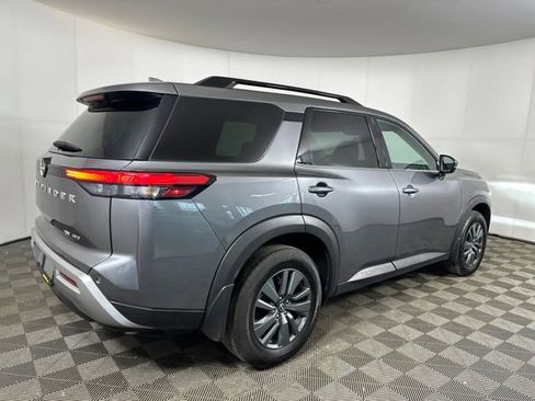 Used 2024 Nissan Pathfinder SV image 3