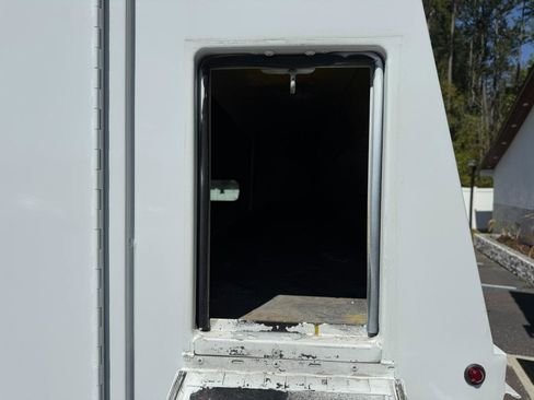 Used 2012 Ford F550 2WD Regular Cab Super Duty image 11