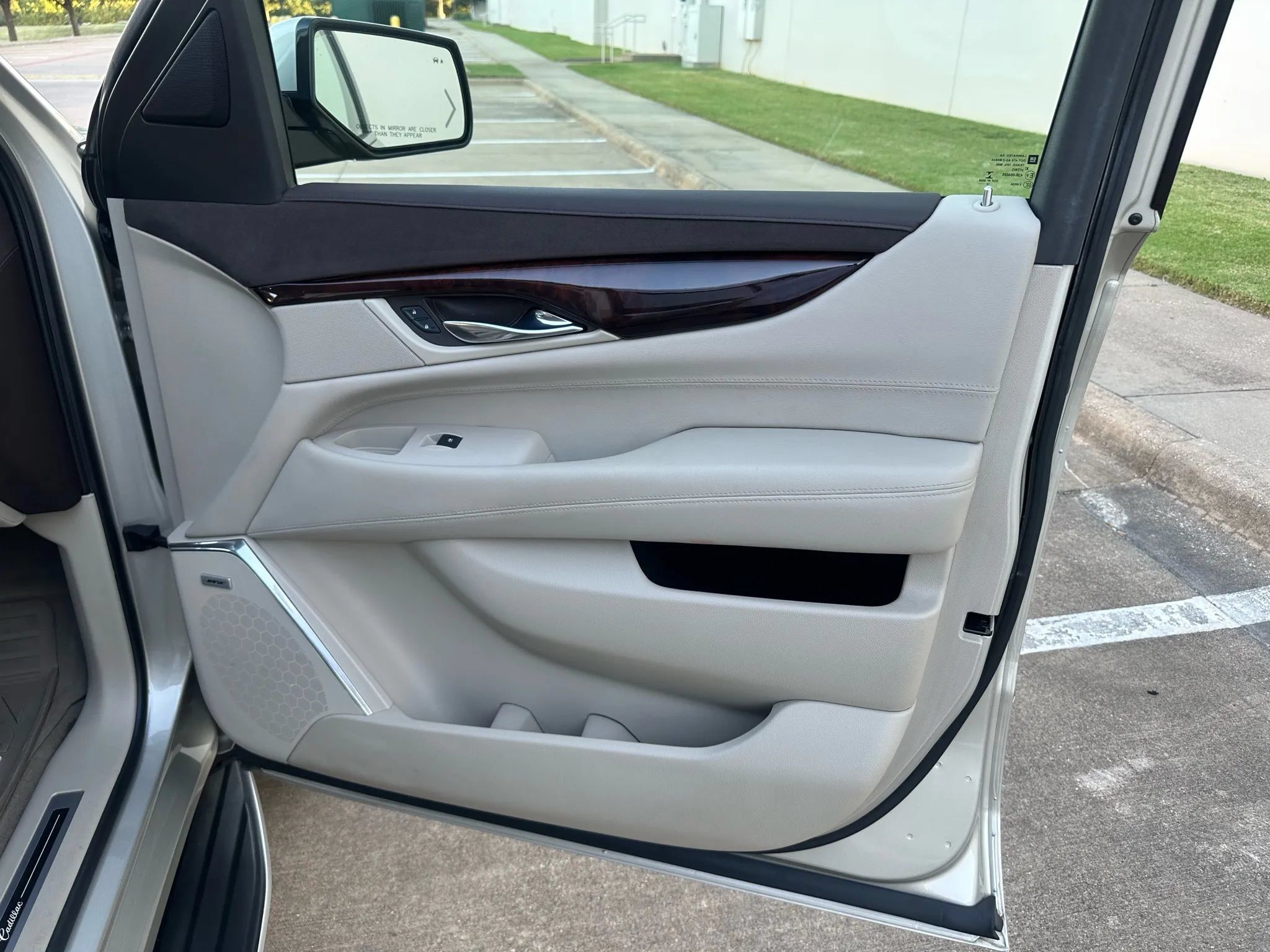 Used 2015 Cadillac Escalade Luxury AWD/4WD image 29
