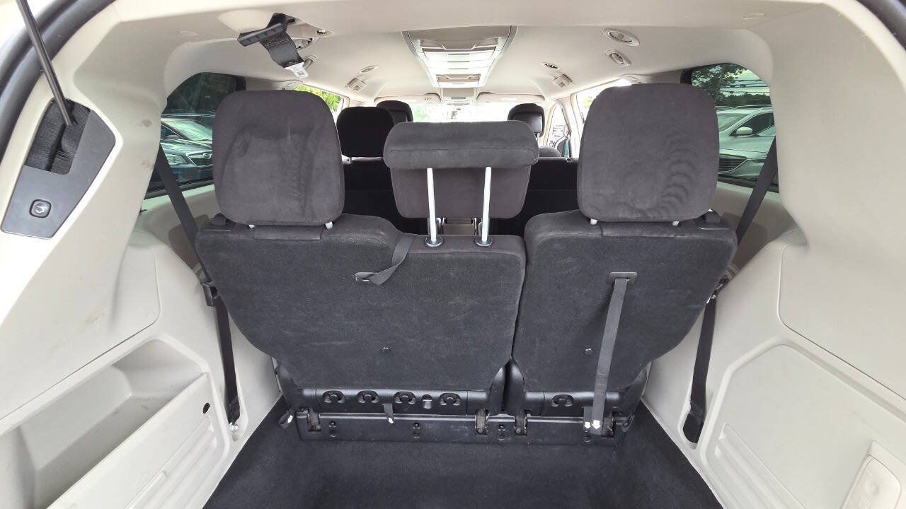 Used 2011 Chrysler Town & Country Touring FWD image 44