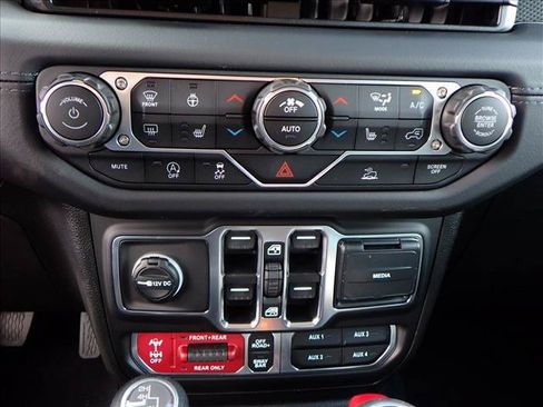 Used 2025 Jeep Wrangler Unlimited Rubicon w/ Convenience Group AWD/4WD image 17