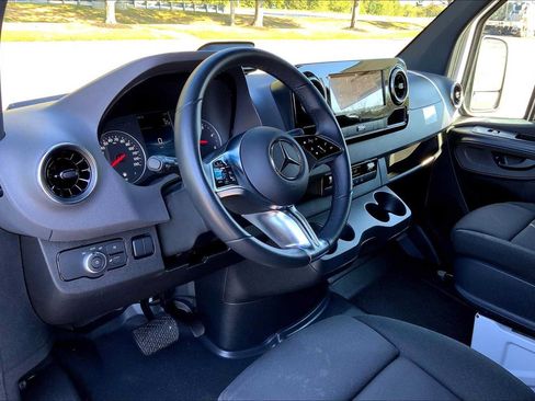 Used 2025 Mercedes-Benz Sprinter 2500 image 9