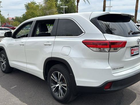Used 2018 Toyota Highlander LE image 5