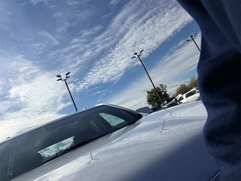 Certified 2023 GMC Acadia SLT w/ Technology Package image 10