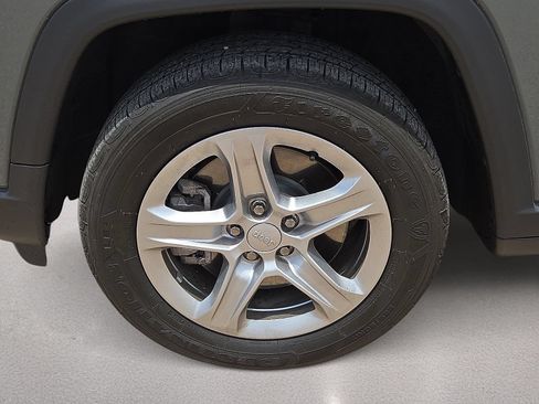 Used 2024 Jeep Compass Latitude w/ Sun and Sound Group AWD/4WD image 10