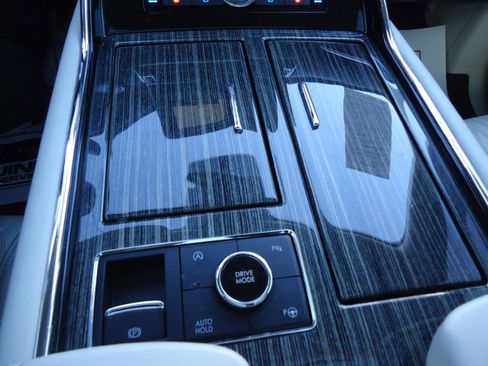 Used 2020 Lincoln Navigator Black Label w/ Cargo Convenience Package image 25