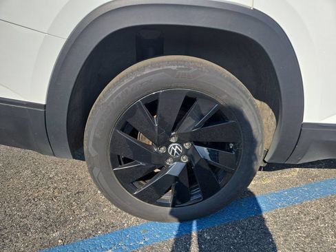 Used 2024 Volkswagen Atlas SE AWD/4WD image 2