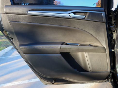 Used 2015 Ford Fusion SE image 12