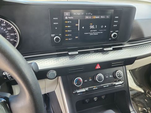 Used 2024 Kia Carnival LX FWD image 23