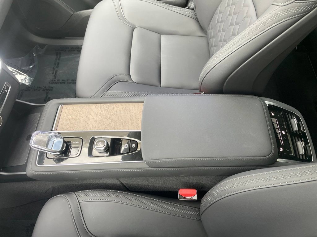 Used 2025 Volvo XC90 B6 Plus AWD/4WD image 25