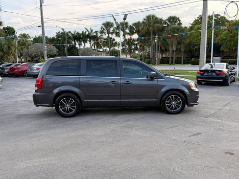 Used 2017 Dodge Grand Caravan SXT FWD image 8