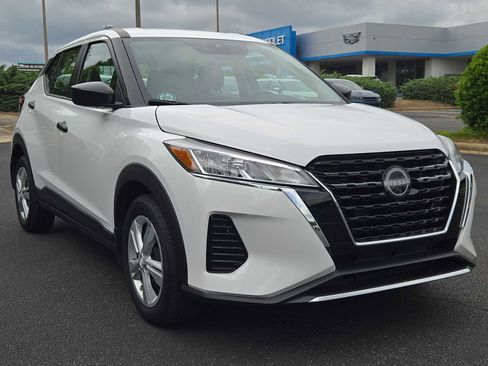 Used 2025 Nissan Kicks Play S FWD image 2