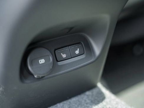 Certified 2025 Volvo XC40 B5 Plus AWD/4WD image 35