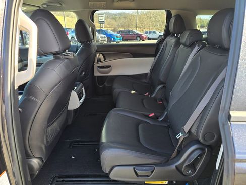 Used 2024 Kia Carnival LX image 10