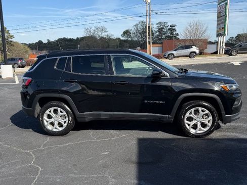Used 2024 Jeep Compass Latitude AWD/4WD image 4
