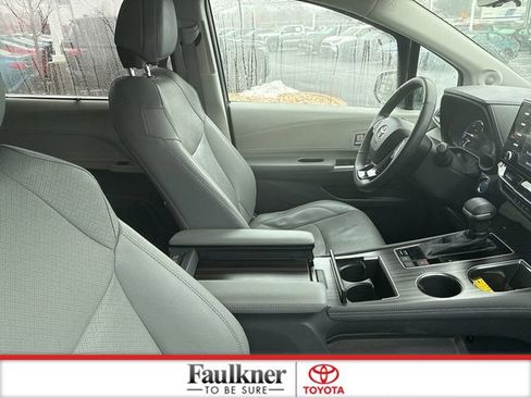 Used 2021 Toyota Sienna Limited image 22