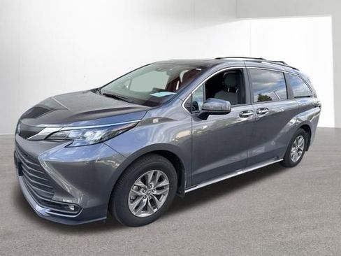 Used 2025 Toyota Sienna XLE w/ XLE Plus Package AWD/4WD image 1